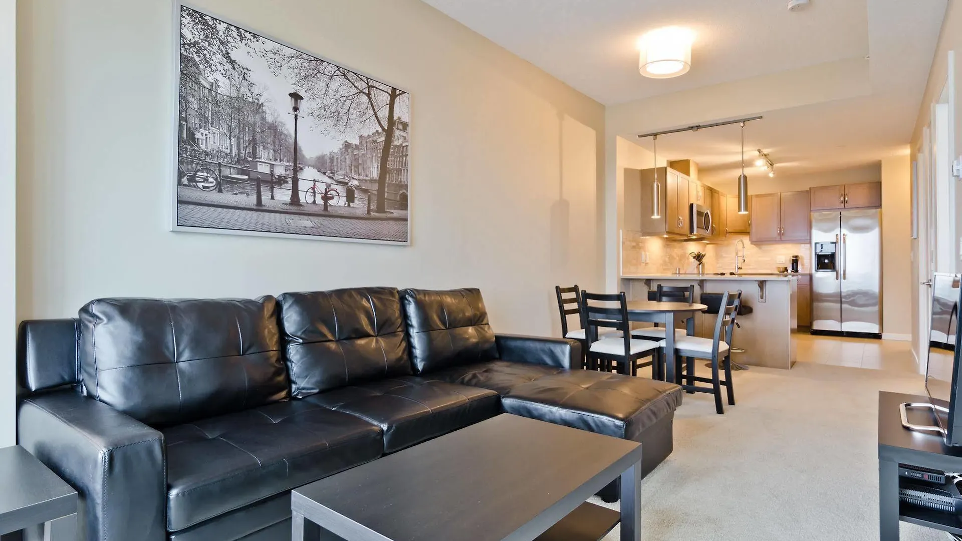 Executive Suites By Roseman - Alura YYC Canadá